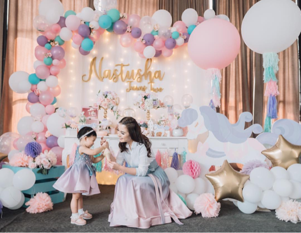 Adu Gaya 8 Mahmud Abas Cantik dan Populer di Indonesia