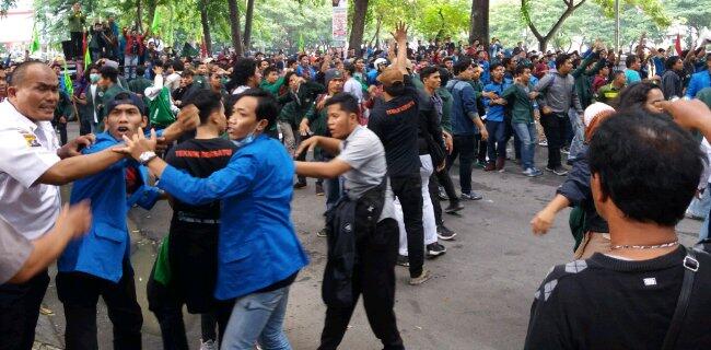 Pendukung Jokowi Lempar Mahasiswa Saat Aksi, Bentrok Pun Pecah