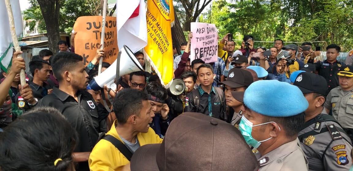 Aliansi Mahasiswa Se-Kalimantan Selatan Dihalangi Polisi Saat Aksi Damai Menuju DPRD 