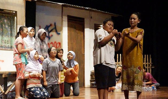 HOBI BERTEATER SEBAGAI BENTUK DEDIKASI PADA PENDIDIKAN #AslinyaLo