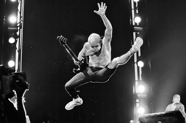 KISAH HIDUP : Michael Peter Balzary aka FLEA. Bassist Legendaris Paling Funky !!