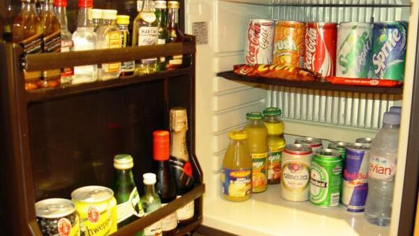 Hotel di Spanyol Stop Isi Minibar Gara-gara Direfill Air Kencing