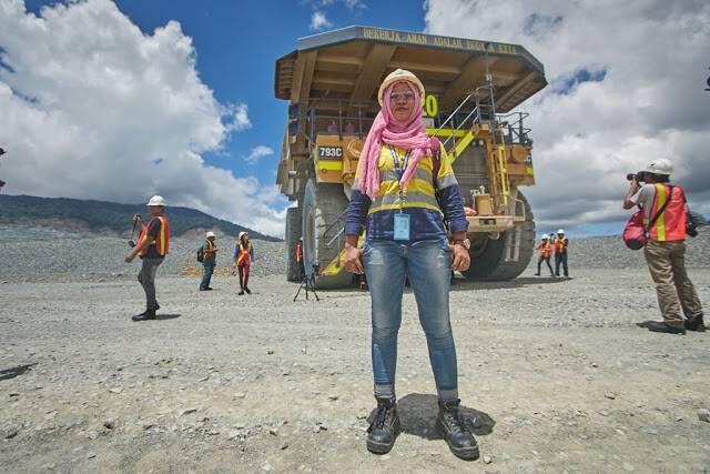 Wanita Cantik Sang Pengemudi Truk