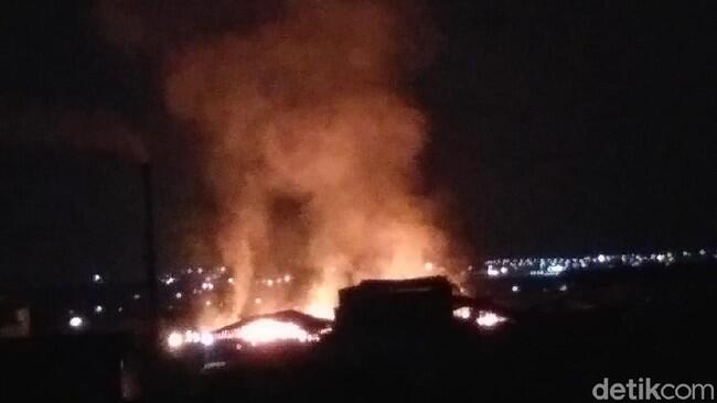 Pabrik Kardus di Gresik Terbakar, Asap Hitam Terlihat Hingga 1 Km