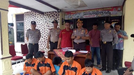 'Rajin' ke Masjid, 5 Pria Ini Ditangkap Polisi, Ternyata Ini yang Mereka Lakukan...