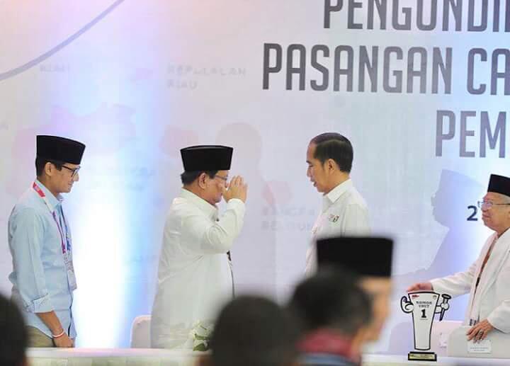 Prabowo Hormat ke Jokowi, Sandi 3 Kali Cium Tangan Ma'ruf Amin