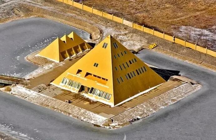 Seorang Pria Membangun Rumah Piramida, Dan Kejadian Aneh Pun Terjadi?