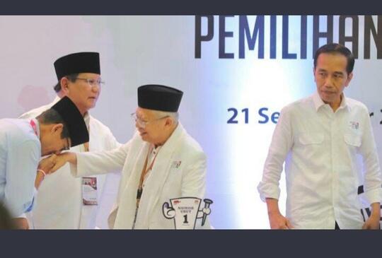 Sandiaga Uno Cium Tangan KH Ma'ruf Amin, Jokowi Melotot... 