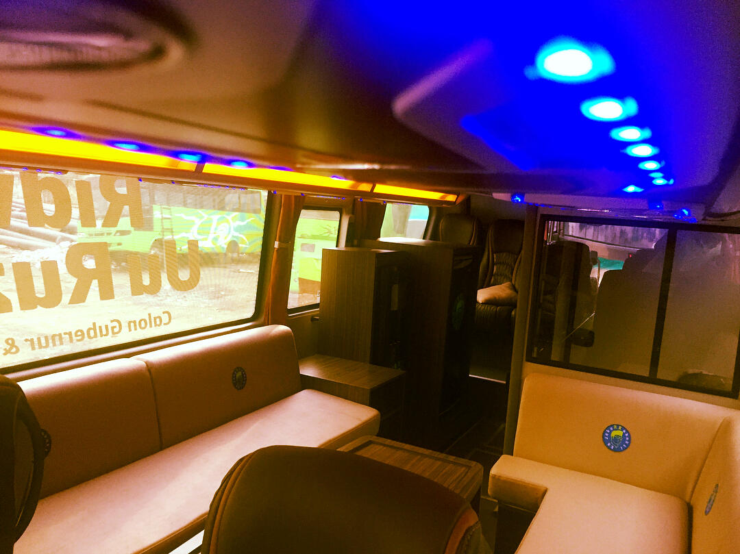 Melihat Mewahnya Bus yang Digunakan untuk Safari Politik