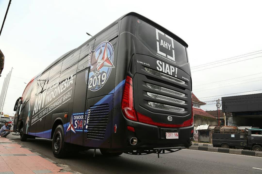 Melihat Mewahnya Bus yang Digunakan untuk Safari Politik