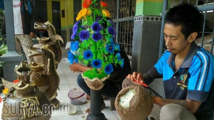 Bermodal Kardus Bekas dan Nasi Busuk, Napi Tuban Buat Kerajinan Tangan Bagus