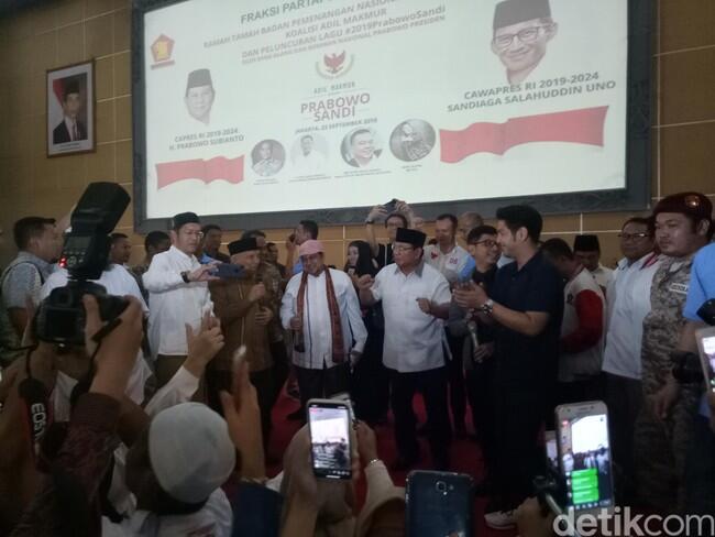 Saat Sandiaga Nyanyi 2019 Ganti Presiden dan Prabowo Berjoget