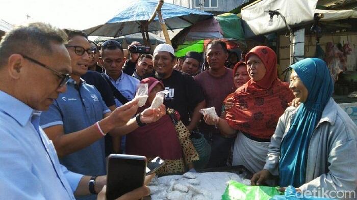 Sandiaga Kaget di Zaman NOW Ada &quot;Tempe Sachet&quot; Saat Kunjungi Pasar di Semarang