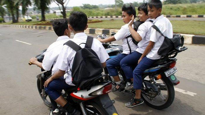 Cara Bawa Tas yang Aman Selama Naik Motor Gan!
