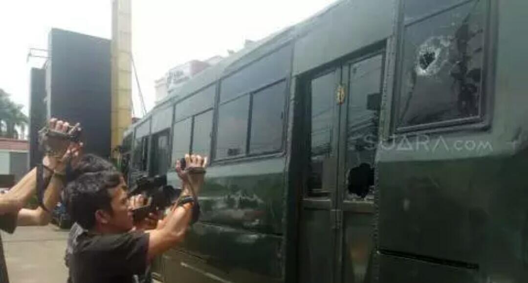 Bawa Suporter Persib Bandung, Bus TNI Rusak Dilempari Batu