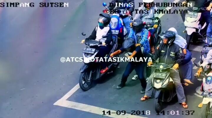 Viral, Aksi Kocak Naik Sepeda Motor Gaib di Tasikmalaya