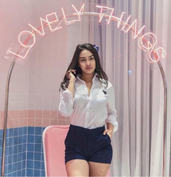 6 Style Liburan Anya Geraldine yang Bikin Pria Susah Kedip