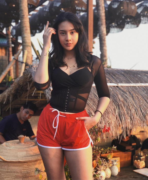 6 Style Liburan Anya Geraldine yang Bikin Pria Susah Kedip