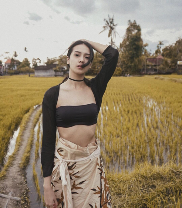 6 Style Liburan Anya Geraldine yang Bikin Pria Susah Kedip