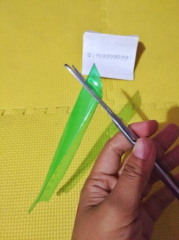 Yuk Manfaatkan Botol Bekas Jadi Bunga Plastik nan Cantik