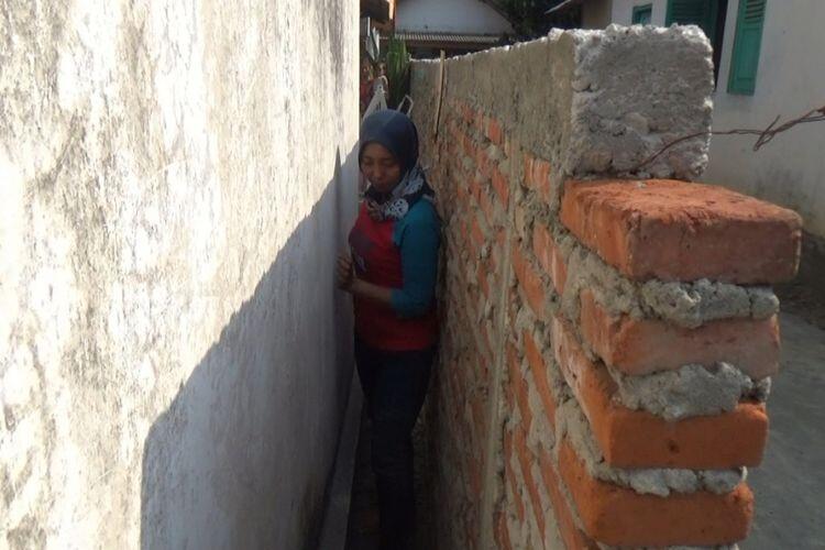 Cerita Warga di Jombang Lompati Tembok Tetangga Agar Bisa Keluar Rumah