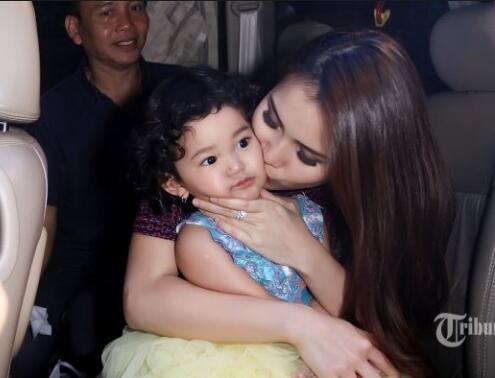 Bercucuran Air Mata! 5 Seleb Ini Melahirkan Anak Tanpa Ayahnya!