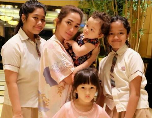 Bercucuran Air Mata! 5 Seleb Ini Melahirkan Anak Tanpa Ayahnya!
