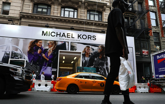 Lagi Heboh di Jagat Fashion, Michael Kors Beli Versace Rp 30 Triliun