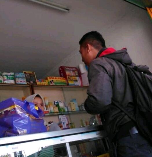 #AslinyaLo Seorang Karyawan Pecinta Musik Rock Sekaligus Takut Kucing