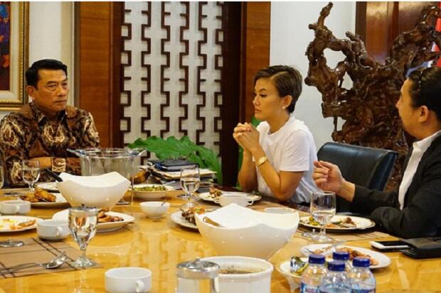 Agnez Mo Makan Siang Tumis Pepaya di Istana Negara