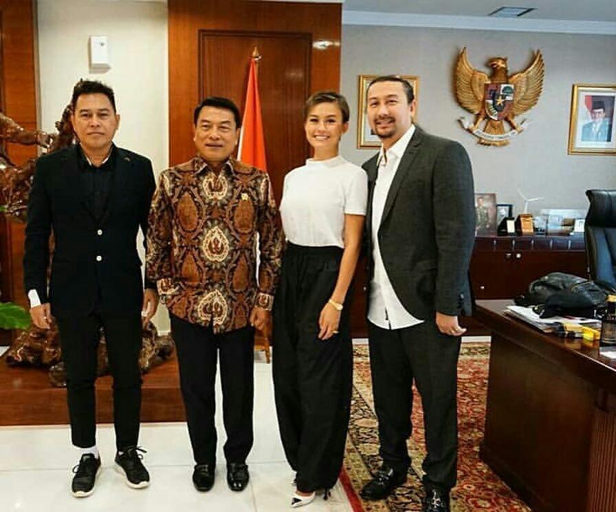 Agnez Mo Makan Siang Tumis Pepaya di Istana Negara