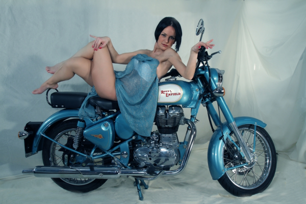 Cafe Racer Dua Silinder Baru dari India Blasteran Inggris Mau Meluncur Gan