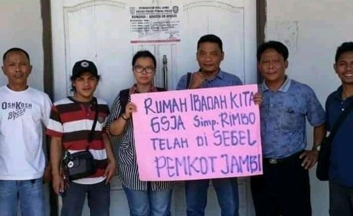 Pemkot Segel Tiga Gereja di Bali