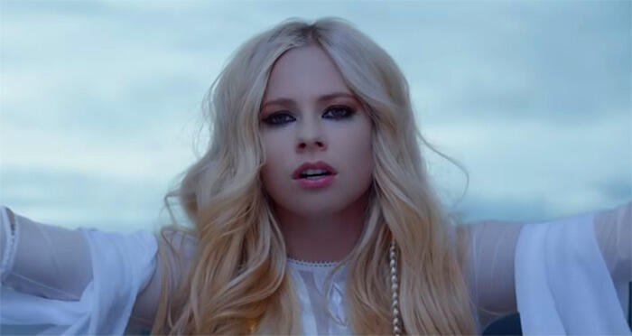 Avril Lavigne Kembali dengan Single Terbarunya Head Above Water