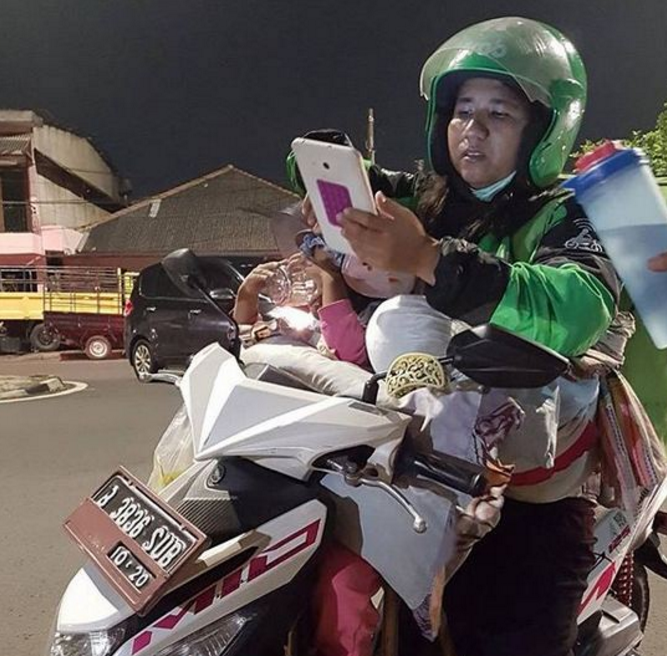 Lika-liku Ibu Ngojek Sambil Bawa 2 Anak, Kadang Diomelin Customer