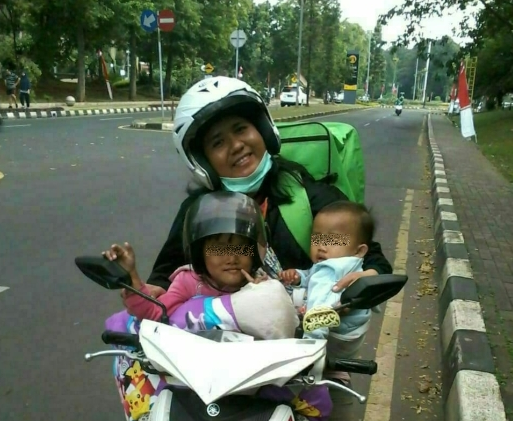 Lika-liku Ibu Ngojek Sambil Bawa 2 Anak, Kadang Diomelin Customer