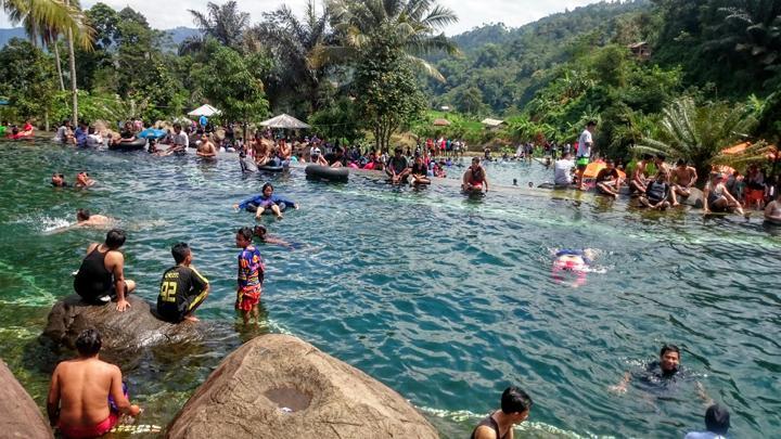 Taman Batu - Purwakarta , pesona dan panorama indah serta asri Desa Cipeundeuy