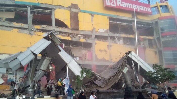 Gempa Donggala, Salah Satu Pusat Perbelanjaan Tertua di Palu Roboh