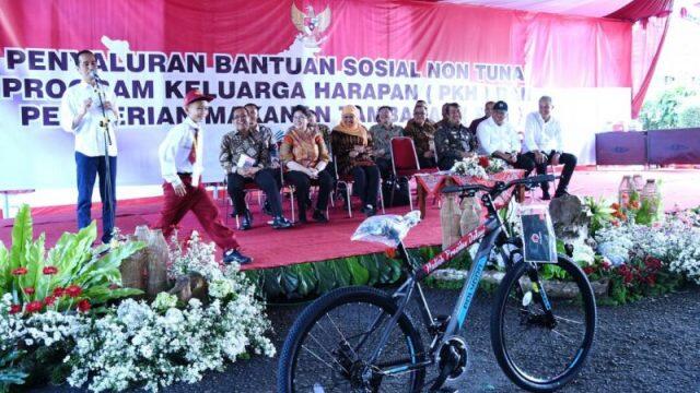 Jokowi Bagi-bagi Sepeda Lagi