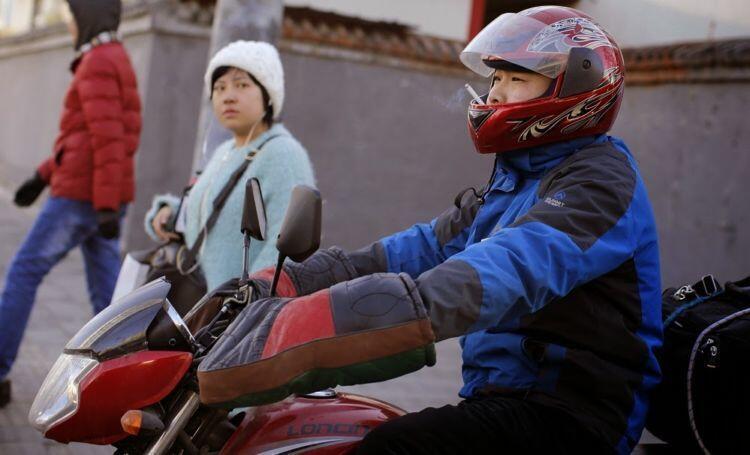 STOP! Jangan Merokok Saat Berkendara