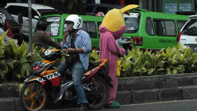 STOP! Jangan Merokok Saat Berkendara