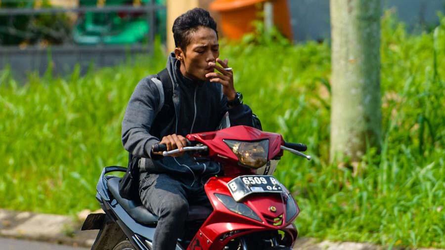 STOP! Jangan Merokok Saat Berkendara