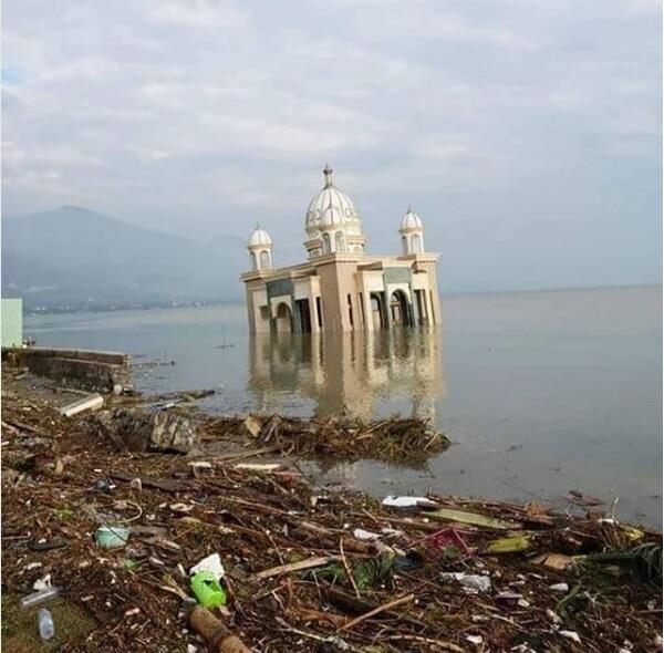 Pasca Tsunami Palu, Masjid Ini Berdiri Utuh di Laut, Lihat Fotonya