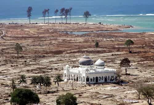 Pasca Tsunami Palu, Masjid Ini Berdiri Utuh di Laut, Lihat Fotonya