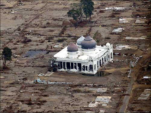 Pasca Tsunami Palu, Masjid Ini Berdiri Utuh di Laut, Lihat Fotonya