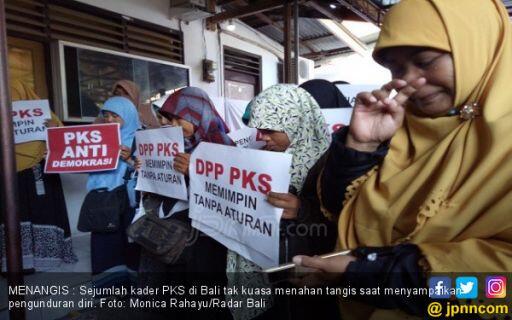 Beramai-ramai Tinggalkan PKS dengan Tetesan Air Mata