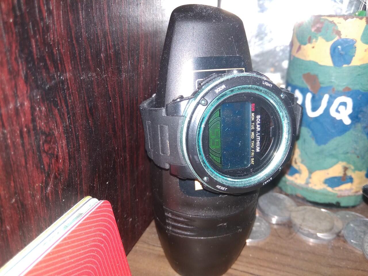 &#91;COC DIY&#93; Anak Kreatif Anti Bau Ketek, Bekas Deodoran Jadi Stand Jam Tangan