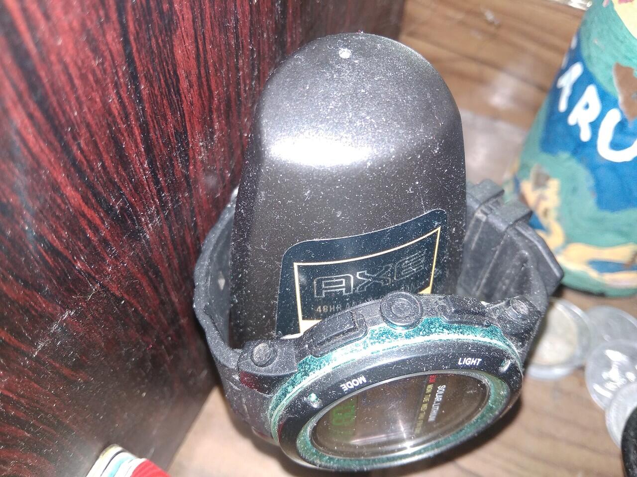 &#91;COC DIY&#93; Anak Kreatif Anti Bau Ketek, Bekas Deodoran Jadi Stand Jam Tangan