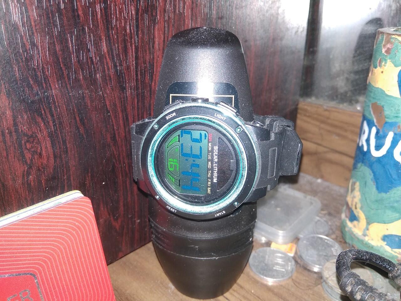 &#91;COC DIY&#93; Anak Kreatif Anti Bau Ketek, Bekas Deodoran Jadi Stand Jam Tangan
