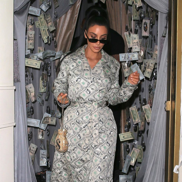 Bak Wanita Super Kaya, Kim Kardashian Pakai Baju Dipenuhi Dolar AS